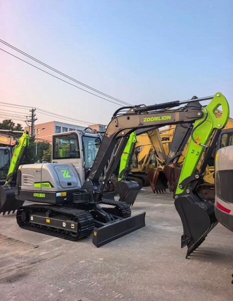 Excavatoare si mini-excavatoare noi pe stoc!