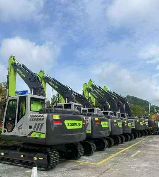 Excavatoare si mini-excavatoare noi pe stoc!