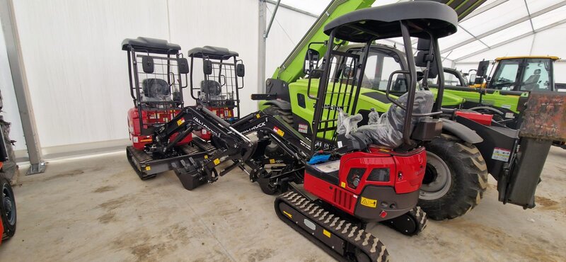 Excavatoare si mini-excavatoare noi pe stoc!