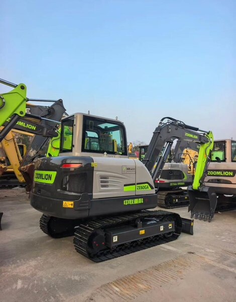 Excavatoare si mini-excavatoare noi pe stoc!